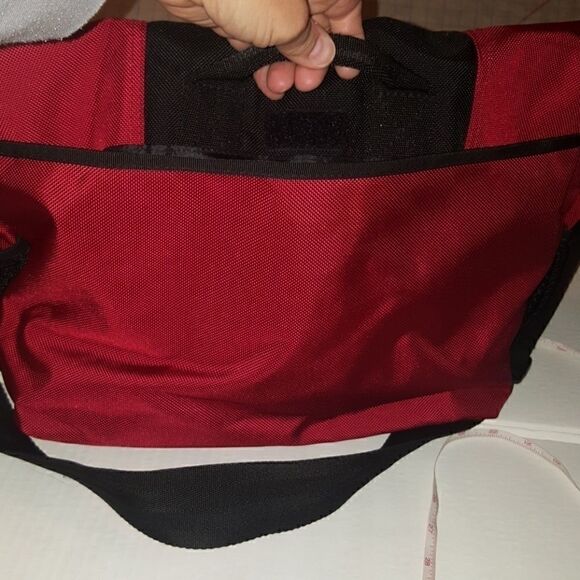 GAP NYLON  MESSENGER BAG WITH ADJUSTABLE STRAP AND SNAP IN BUCKLE CLOSURE - Picture 6 of 8